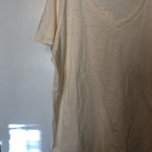 Women’s cream colored short sleeve T-shirt. Size 2X. - Picture 5 of 5